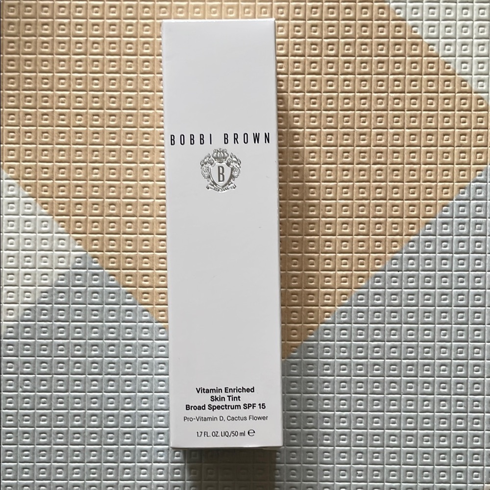 Bobbi Brown Vitamin Enriched Skin Tint SPF 15. Golden 4
